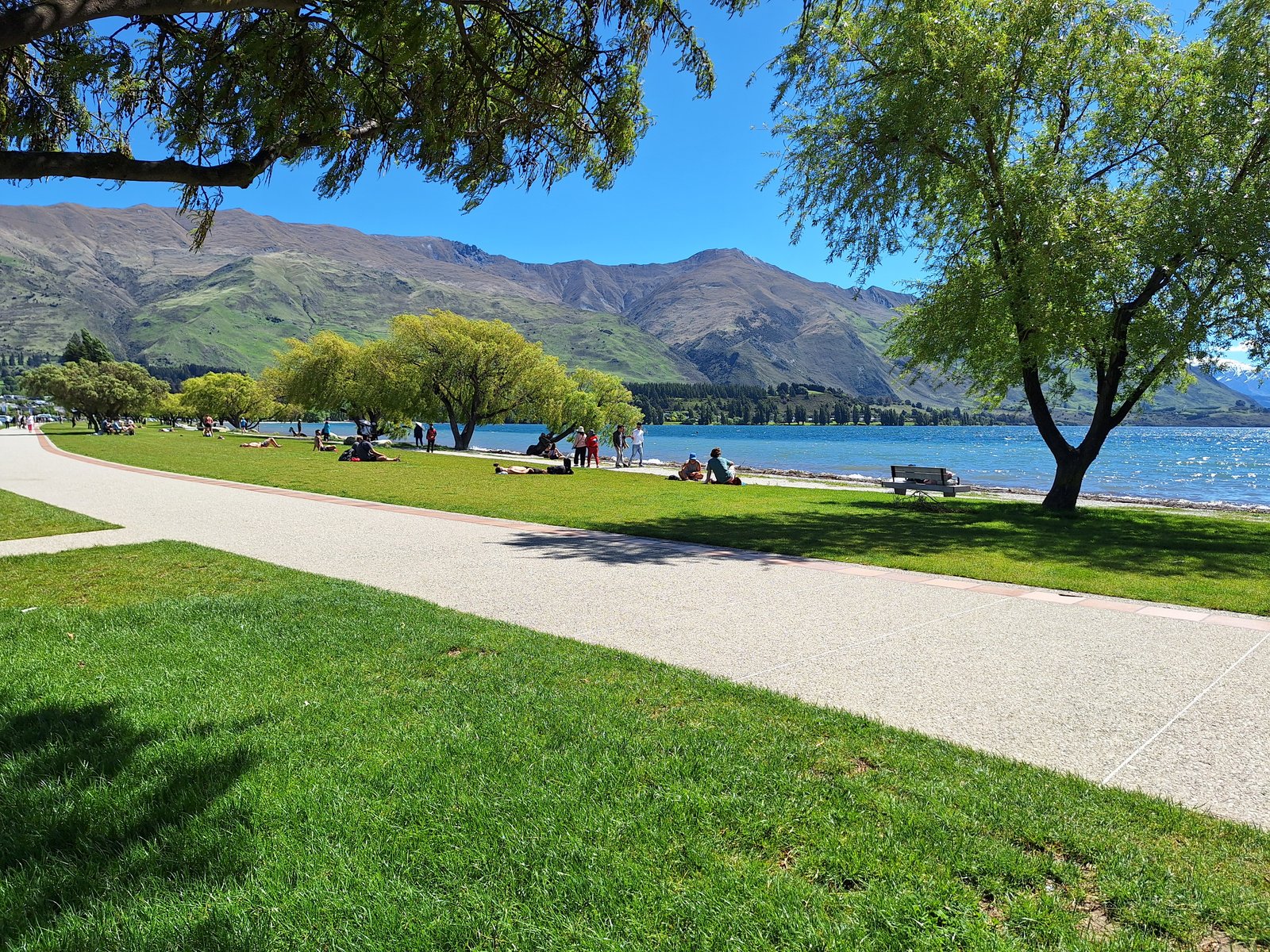 Lake Wanaka lakefront on a quiet Saturday.